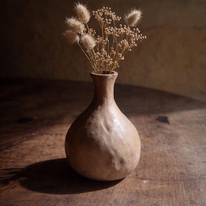 Vaso pequeno de cerâmica em formato de pera – Vaso decorativo feito à mão com linhas suaves.