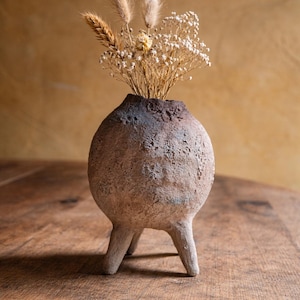 Petit vase sur pieds en céramique – Vase sculptural organique fait main
