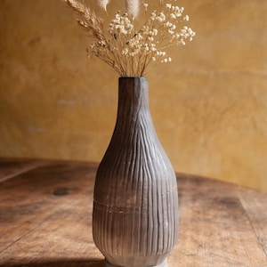 Rzeźbiarski wazon z szarej ceramiki – Teksturowany, ręcznie robiony soliflor