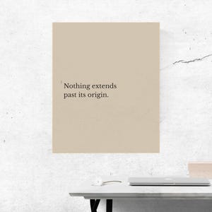 Pode incluir: Um poster bege com a citação "Nothing extends past its origin" em texto preto. O poster é exibido em uma parede branca, com uma mesa branca e um laptop visíveis em primeiro plano.
