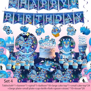 Puede incluir: Un conjunto de fiesta de cumpleaños azul con una pancarta que dice "HAPPY BIRTHDAY". El conjunto incluye platos, vasos, globos y una tarta con un adorno para tarta de "HAPPY BIRTHAY". Los suministros para la fiesta tienen un tema de gato azul.