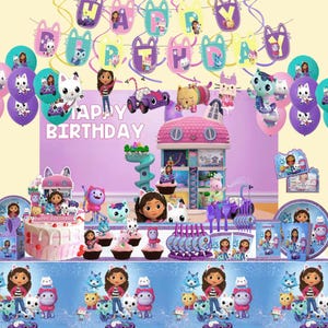 Puede incluir: Una colorida escena de fiesta de cumpleaños con el tema de Gabby's Dollhouse. Incluye una tarta, cupcakes, globos y una pancarta que dice "Happy Birthday". Las decoraciones son en tonos de rosa, morado y azul.