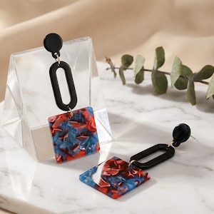 Puede incluir: Un letrero de madera rústica con el texto "Welcome to our home" en letras blancas. El letrero presenta un acabado envejecido y un diseño simple y acogedor, ideal para un porche o entrada.