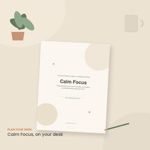 K&ouml;nnte beinhalten: Ein wei&szlig;er Wochenplaner mit dem Titel Calm Focus und dem Untertitel An ADHD-Friendly Weekly Planning System, three priorities a day, room to breathe, and a place to remember what actually got done, mit einer Zeile f&uuml;r den Namen und einem gr&uuml;nen Stift.