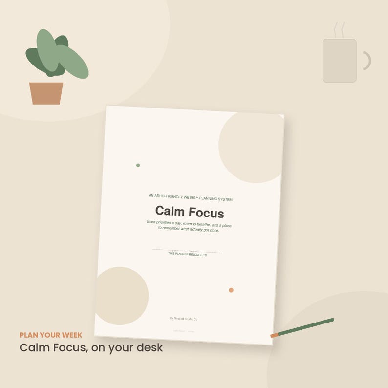 K&ouml;nnte beinhalten: Ein wei&szlig;er Wochenplaner mit dem Titel Calm Focus und dem Untertitel An ADHD-Friendly Weekly Planning System, three priorities a day, room to breathe, and a place to remember what actually got done, mit einer Zeile f&uuml;r den Namen und einem gr&uuml;nen Stift.