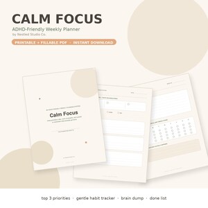 K&ouml;nnte beinhalten: Ein digitaler Wochenplaner mit dem Titel Calm Focus in einer neutralen beigen Farbpalette. Das Set enth&auml;lt ein Deckblatt, ein Tagesplanungsblatt mit Priorit&auml;tenbereichen und einen Gewohnheitstracker. Text: ADHD-Friendly Weekly Planner.