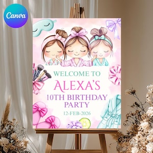 以下が含まれることがあります： イーゼルに立てられたピンクと白のパーティーサイン。スパの衣装を着た3人の漫画の女の子、テキスト「WELCOME TO ALEXA'S 10TH BIRTHDAY PARTY 12-FEB-2026」、メイクブラシやスリッパなどのスパをテーマにしたイラストが特徴です。