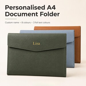 Op de afbeelding: Drie A4-documentmappen met envelopsluiting in olijfgroen, lichtblauw en bruin. De voorste olijfgroene map is voorzien van de naam Lisa in goudfolie. De tekst Personalised A4 Document Folder is zichtbaar op de afbeelding.