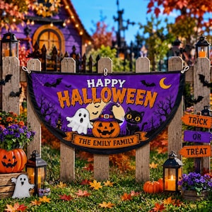 以下が含まれることがあります： HAPPY HALLOWEENとTHE EMILY FAMILYの文字が入った半円形の紫色のハロウィンバナー。白いお化け、紫色の魔女の帽子をかぶったジャック・オー・ランタン、黒猫、黄色い三日月、コウモリが描かれています。
