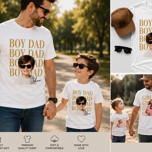 Pu&ograve; includere: T-shirt bianche con testo dorato e foto di un bambino con occhiali da sole. Il testo sulle magliette recita "BOY DAD" e "Johan". L'immagine mostra un padre e un figlio che indossano magliette abbinate, tenendosi per mano.