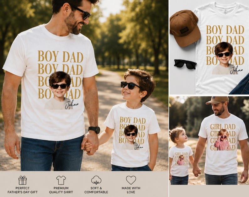 Pu&ograve; includere: T-shirt bianche con testo dorato e foto di un bambino con occhiali da sole. Il testo sulle magliette recita "BOY DAD" e "Johan". L'immagine mostra un padre e un figlio che indossano magliette abbinate, tenendosi per mano.