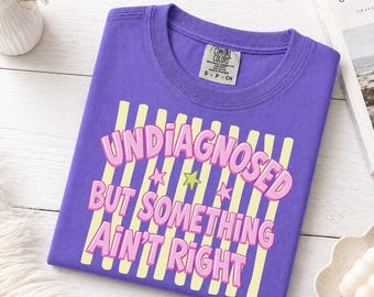 Maglietta retrò "Non diagnosticato ma qualcosa non va", colori comodi per l'estate, magliette alla moda per l'ansia, abbigliamento con citazioni divertenti