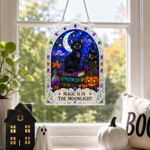 Gepersonaliseerde acryl raamhanger met zwarte kat, raamdecoratie met naam en stapel boeken, Halloween decoratie met maan en pompoen, cadeau voor boekenliefhebbers
