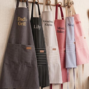 Tablier de cuisine personnalisé pour homme, femme, nom personnalisé brodé, tablier de cuisine rayé avec poches, cadeau de cuisine pour elle et lui