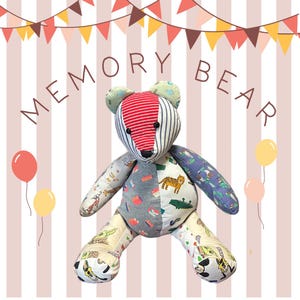 Può includere: Un Memory Bear fatto a mano, un orsacchiotto patchwork con una varietà di tessuti fantasia. L'orso ha una testa a righe rosse e bianche, un busto grigio e bianco e braccia e gambe fantasia. Lo sfondo include palloncini e il testo "MEMORY BEAR".