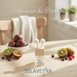 Puede incluir: Un difusor de fragancia de vidrio transparente con una parte superior de madera y dos acentos decorativos blancos. La botella está etiquetada como "Fruits de la passion" y se encuentra sobre una mesa de madera con maracuyá, kiwi, arándanos y frambuesas. El texto "SOLAVEYRA" está en la parte inferior.