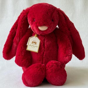 Puede incluir: Un letrero de madera rústica con el texto "Welcome to our home" en letras blancas. El letrero presenta un acabado envejecido y un diseño sencillo y acogedor, perfecto para la entrada.