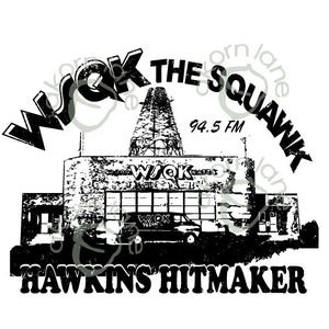 Peut inclure: Un graphisme en noir et blanc représentant un bâtiment de station de radio avec une haute antenne, une camionnette et le texte WSOK THE SQUAWK 94.5 FM 50,000 WATTS HAWKINS HITMAKER. L'illustration montre une installation de diffusion.