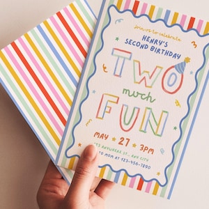Puede incluir: Una tarjeta de invitación de cumpleaños rectangular con un borde de rayas verticales de colores. El texto dice: Join us to celebrate Henry's Second Birthday, Two Much Fun, May 27, 3pm, 123 Anywhere St., Any City, to mom at 123-456-7890. Incluye un icono de gorro de fiesta.