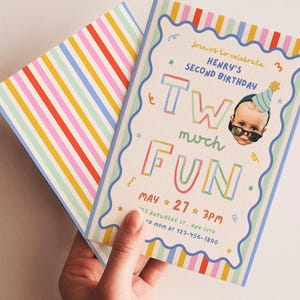 Op de afbeelding: Een verjaardagsuitnodigingskaart met een kleurrijke gestreepte rand en een golvend blauw kader. De tekst luidt: Join us to celebrate Henry's Second Birthday, Two Much Fun, May 27, 3pm, 123 Anywhere St., Any City, RSVP to Mom at 123-456-7890. Bevat een foto van een kind.