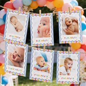 Pu&ograve; includere: Sei cartoline fotografiche rettangolari appese a un filo, ognuna con una pietra miliare mensile di un bambino. Le carte hanno bordi blu ondulati con strisce colorate ed etichette di testo che vanno da New Born 8.27.2025 a Five Month.