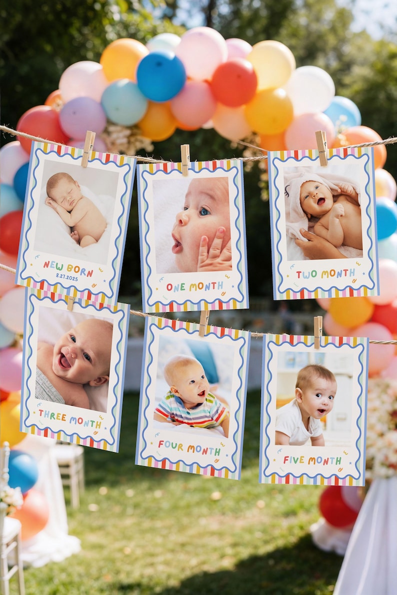 Pu&ograve; includere: Sei cartoline fotografiche rettangolari appese a un filo, ognuna con una pietra miliare mensile di un bambino. Le carte hanno bordi blu ondulati con strisce colorate ed etichette di testo che vanno da New Born 8.27.2025 a Five Month.