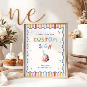 Pu&ograve; includere: Un cartello rettangolare con cornice dorata, bordo a righe verticali colorate e cornice interna blu ondulata. Il testo recita CREATE YOUR OWN CUSTOM SIGN, 8x10 INCH, ALL TEXT EDITABLE, con un'illustrazione centrale di un bambino.