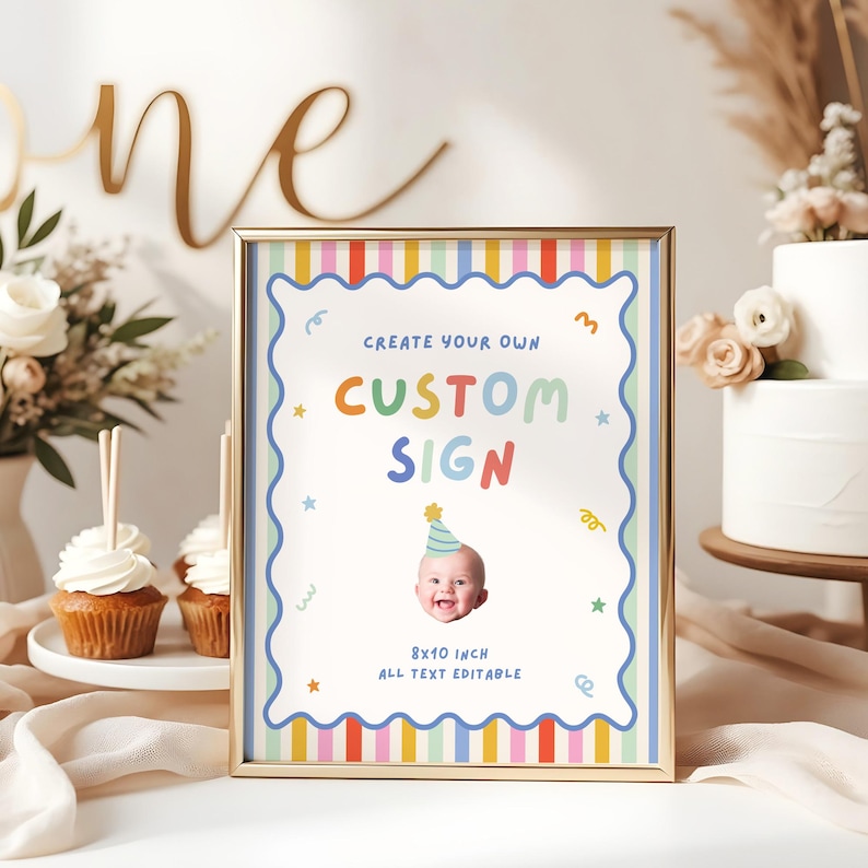 Pu&ograve; includere: Un cartello rettangolare con cornice dorata, bordo a righe verticali colorate e cornice interna blu ondulata. Il testo recita CREATE YOUR OWN CUSTOM SIGN, 8x10 INCH, ALL TEXT EDITABLE, con un'illustrazione centrale di un bambino.