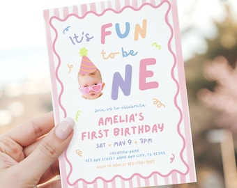 Invito per il primo compleanno di una bambina, colore rosa, con foto, in stile Fun To Be One, modello Canva modificabile 5x7