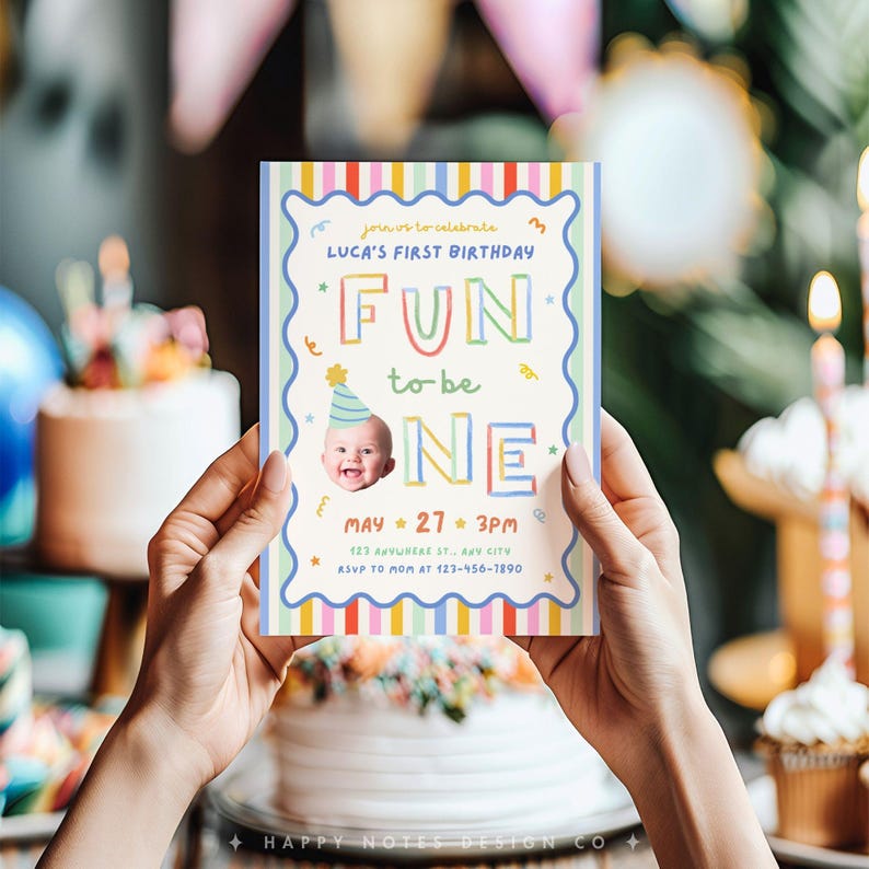 Pu&ograve; includere: Un biglietto d'invito di compleanno rettangolare con un bordo a strisce verticali colorate e una cornice blu ondulata. Il testo recita: Join us to celebrate LUCA'S FIRST BIRTHDAY FUN to be ONE MAY 27 3PM 123 ANYWHERE ST., ANY CITY RSVP TO MOM AT 123-456-7890.