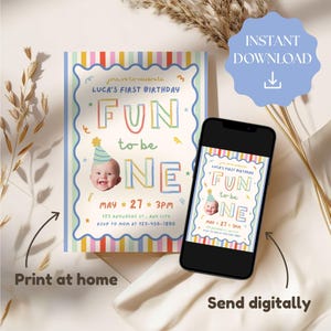 Pu&ograve; includere: Un biglietto d'invito per il compleanno e uno smartphone che mostra lo stesso design. Il biglietto presenta strisce verticali colorate, un bordo blu smerlato e il testo "LUCA'S FIRST BIRTHDAY FUN to be ONE" con la foto di un bambino.