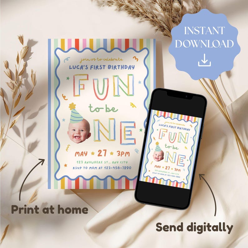 Pu&ograve; includere: Un biglietto d'invito per il compleanno e uno smartphone che mostra lo stesso design. Il biglietto presenta strisce verticali colorate, un bordo blu smerlato e il testo "LUCA'S FIRST BIRTHDAY FUN to be ONE" con la foto di un bambino.