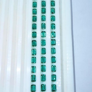 Gemas de Esmeralda Cultivadas em Laboratório | Lote com 50 Esmeraldas Lapidadas em Corte Esmeralda (4 x 6 mm)