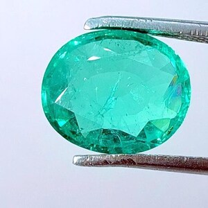 Esta impresionante esmeralda cultivada en laboratorio de corte ovalado de 6,60 quilates presenta un color verde intenso y vibrante con un hermoso brillo y un destello llamativo.