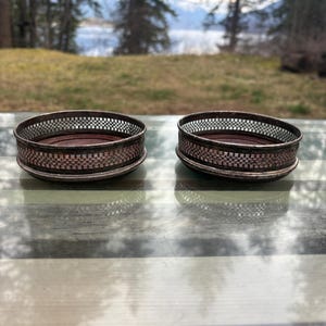 Puede incluir: Un juego de tres cuencos apilables de cerámica en tonos azul, verde y blanco. Los cuencos presentan un diseño moteado y tamaños variados, perfectos para la preparación o el servicio de alimentos.