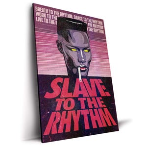 Könnte beinhalten: Ein Poster mit einem stilisierten Porträt einer Person mit gelben Augen und einer Zigarette. Der Text "SLAVE TO THE RHYTHM" ist rot, mit zusätzlichem Text darüber. Der Hintergrund hat einen rosa-violetten Farbverlauf.