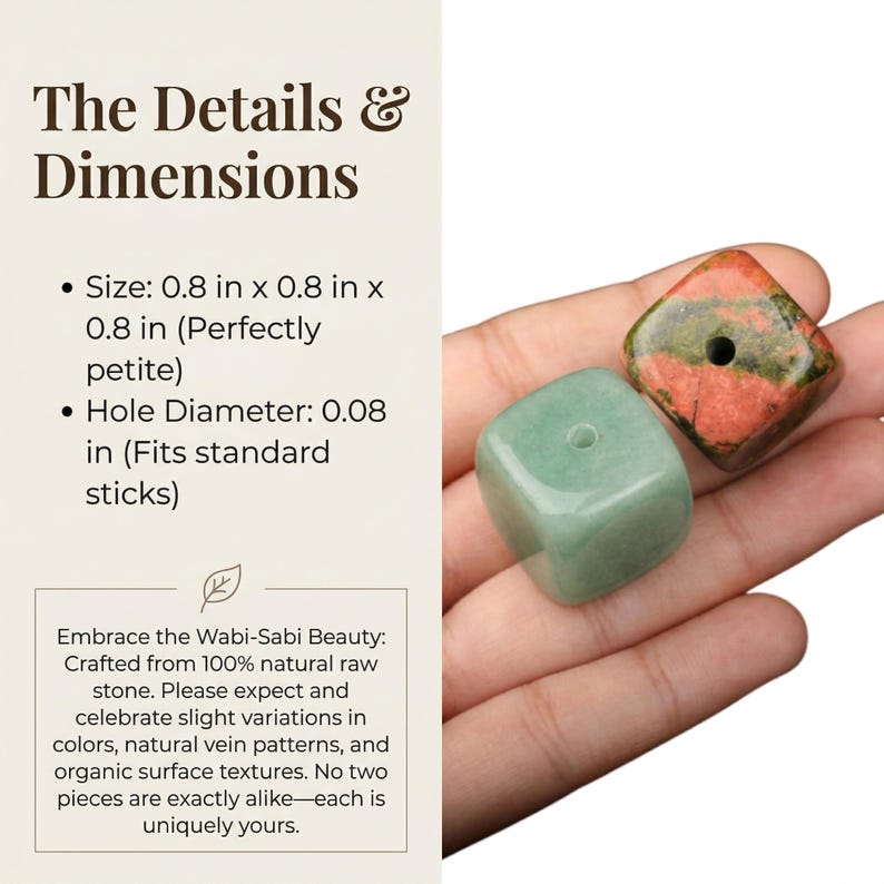 Puede incluir: Dos cuentas de piedras preciosas, una verde y otra roja con marcas verdes y negras, se sostienen en una mano. El texto de la imagen dice que las cuentas miden 2,0 cm x 2,0 cm x 2,0 cm y tienen un di&aacute;metro de agujero de 0,2 cm.