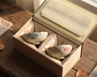 Juego de regalo de vajilla zen con taza de cerámica con forma de loto, bambú y flor de ciruelo, pintada a mano.