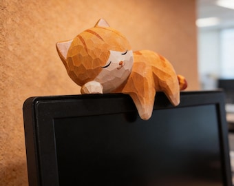 Gato monitor de madera, atigrado naranja tallado a mano, decoración para pantalla de computadora, regalo para nuevo trabajo.