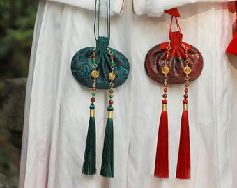 Bolso tipo bolsita bordado a mano con diseño floral oriental para coche