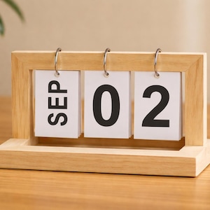 Eco-Friendly Standing Flip Calendar – Modern Scandi Style Perpetual Date Display for Home & Office