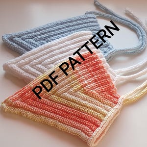 Puede incluir: Un juego de tres tazas de cerámica con un acabado moteado y mate. Las tazas son en tonos crema, gris claro y gris oscuro. Cada taza tiene un diseño simple y minimalista y un asa redondeada.