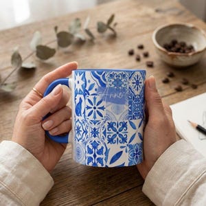 Gepersonaliseerd cadeau voor mama of oma - Keramische koffiemok voor Moederdag met de namen van de kinderen - Mok in vintage stijl, mok met blauw tegelpatroon en kattenmozaïek