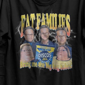 Può includere: T-shirt nero con una grafica che presenta la scritta "FAT FAMILIES" e un gruppo di persone. La grafica include la scritta "Bring me the big bag babes!" e una confezione del prodotto. La maglietta è appesa a una gruccia nera.