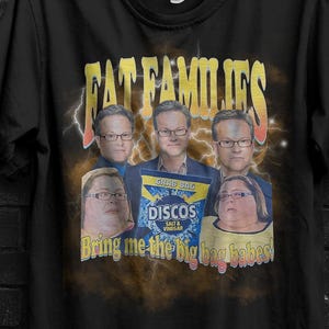Può includere: T-shirt nero con una grafica di quattro persone con gli occhiali e la scritta "FAT FAMILIES". La maglietta include anche il testo "Bring me the big bag babes" e un sacchetto di patatine Discos.