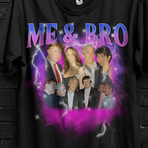 Puede incluir: Camiseta negra con un diseño gráfico con el texto "ME & BRO" en azul y rosa, con un collage de fotos de personas. La camiseta tiene cuello redondo y mangas cortas. La imagen también incluye un logotipo de avión amarillo y negro y un gráfico "Buy 3 Free".