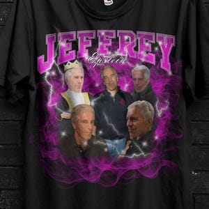 Może przedstawiać: Czarny t-shirt z grafiką z napisem "JEFFREY Epstein" w różowej, retro czcionce. Projekt zawiera portrety kilku mężczyzn otoczonych fioletowymi efektami błyskawic. Koszulka wisi na czarnym wieszaku.