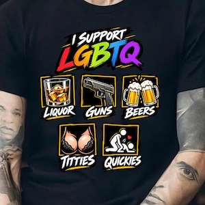 Könnte beinhalten: Ein schwarzes Kurzarm-T-Shirt mit dem Text I SUPPORT LGBTQ in Regenbogenfarben. Darunter befinden sich fünf quadratische Symbole mit Beschriftungen: ein Glas Schnaps, eine Handfeuerwaffe, zwei Bierkrüge, ein Paar Brüste und ein Paar beim Geschlechtsverkehr.