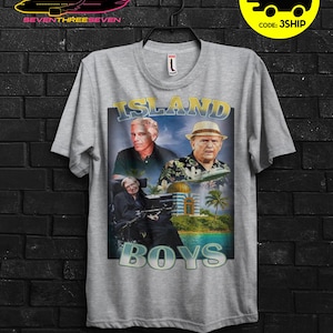 Puede incluir: Camiseta gris con un gr&aacute;fico de tres hombres y las palabras "ISLAND BOYS". El gr&aacute;fico tiene un tema tropical con palmeras y un oc&eacute;ano azul. La camiseta tambi&eacute;n tiene el texto "BUY 3 FREE" y "CODE: 3SHIP".