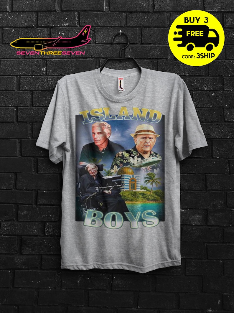 Puede incluir: Camiseta gris con un gr&aacute;fico de tres hombres y las palabras "ISLAND BOYS". El gr&aacute;fico tiene un tema tropical con palmeras y un oc&eacute;ano azul. La camiseta tambi&eacute;n tiene el texto "BUY 3 FREE" y "CODE: 3SHIP".